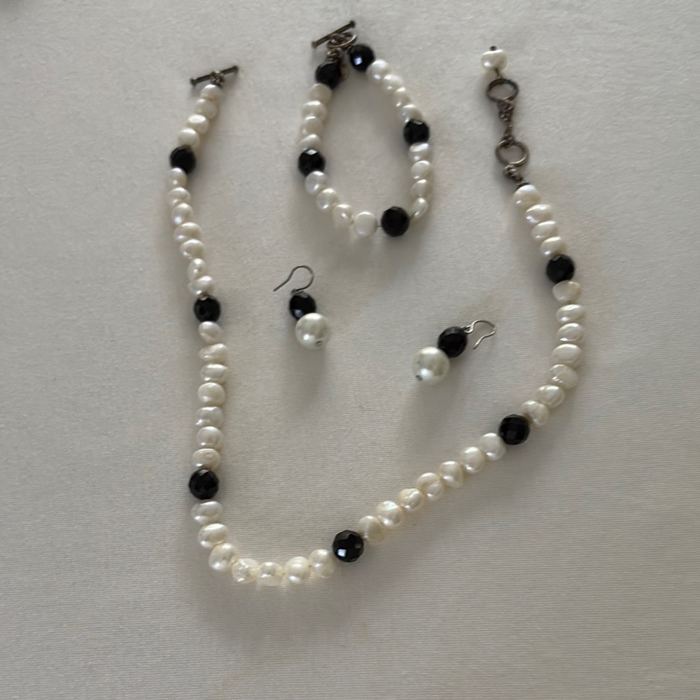 Elegant Freshwatet Pearl and Black Bead Jewelry Set